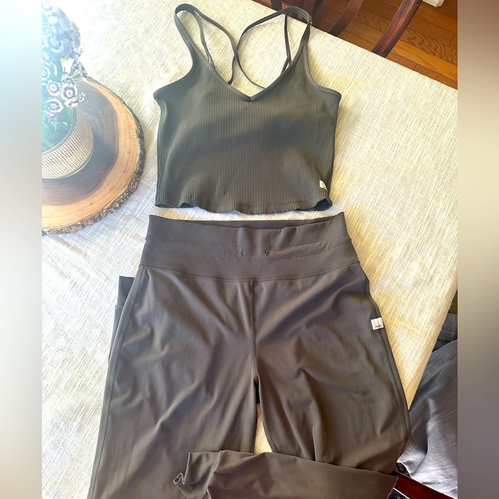Vuori performance jogger (army green) large matching long line sports bra